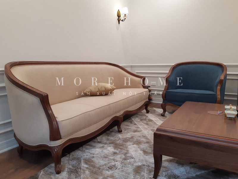 Thi công phòng khách nội thất gỗ óc chó tân cổ điển sang trọng qua từng đường nét, chi tiết chạm khắc tỉ mỉ uốn lượn cầu kì.