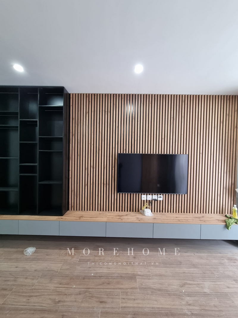 Thi công ốp vách tivi nan gỗ sang trọng tạo điểm nhấn ấn tượng cho không gian phòng khách.